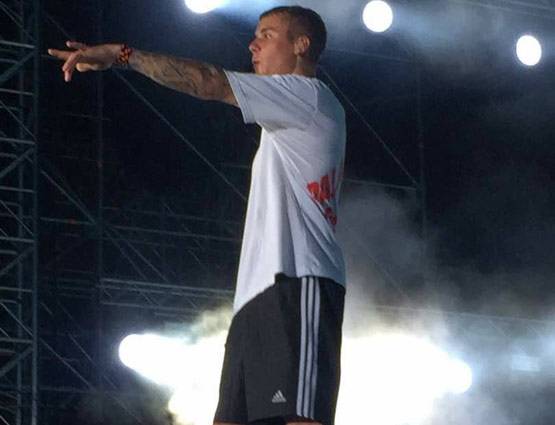 Photos: तिरंगे के साथ किया जस्टिन बीबर ने मुंबई में परफॉर्म