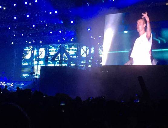 Photos: तिरंगे के साथ किया जस्टिन बीबर ने मुंबई में परफॉर्म