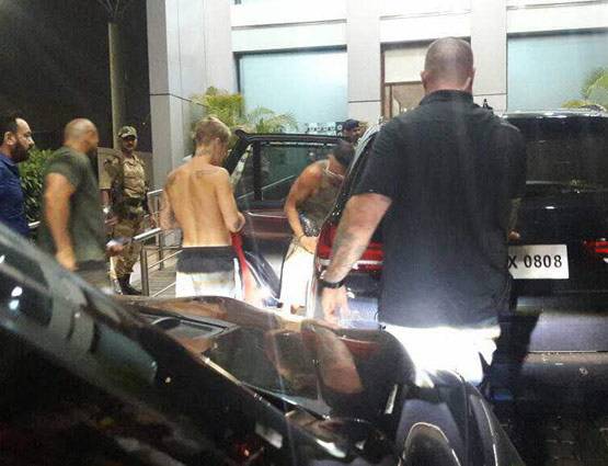 भारत छोड़ने की जल्दी में जस्टिन बीबर, कॉन्सर्ट के बाद एयरपोर्ट पर बदले कपड़े