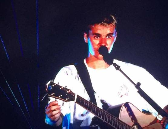 Photos: तिरंगे के साथ किया जस्टिन बीबर ने मुंबई में परफॉर्म