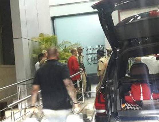 भारत छोड़ने की जल्दी में जस्टिन बीबर, कॉन्सर्ट के बाद एयरपोर्ट पर बदले कपड़े