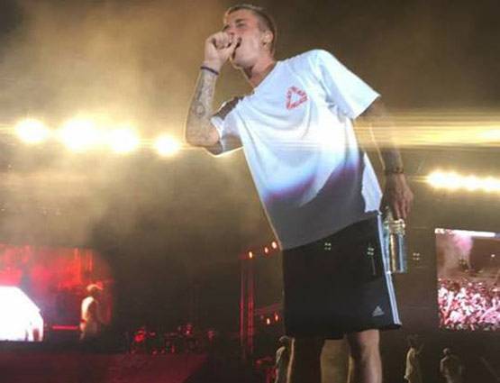 Photos: तिरंगे के साथ किया जस्टिन बीबर ने मुंबई में परफॉर्म