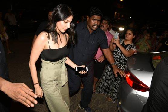 PHOTOS से सजा था करण का बर्थडे केक, पूरा बॉलीवुड पहुंचा पार्टी में