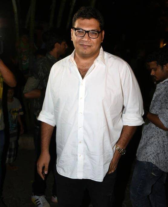 PHOTOS से सजा था करण का बर्थडे केक, पूरा बॉलीवुड पहुंचा पार्टी में