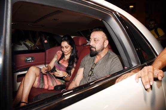 PHOTOS से सजा था करण का बर्थडे केक, पूरा बॉलीवुड पहुंचा पार्टी में