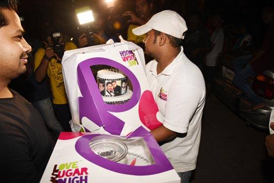 PHOTOS से सजा था करण का बर्थडे केक, पूरा बॉलीवुड पहुंचा पार्टी में