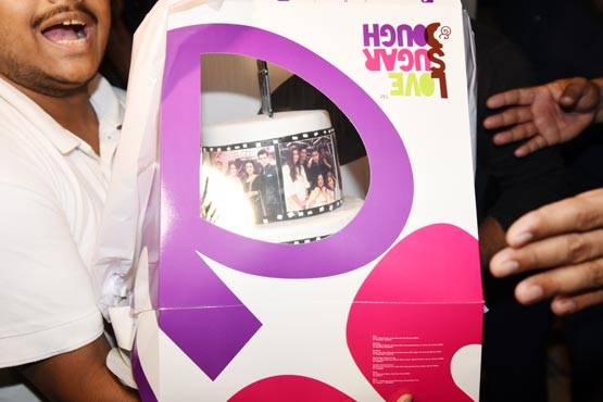 PHOTOS से सजा था करण का बर्थडे केक, पूरा बॉलीवुड पहुंचा पार्टी में