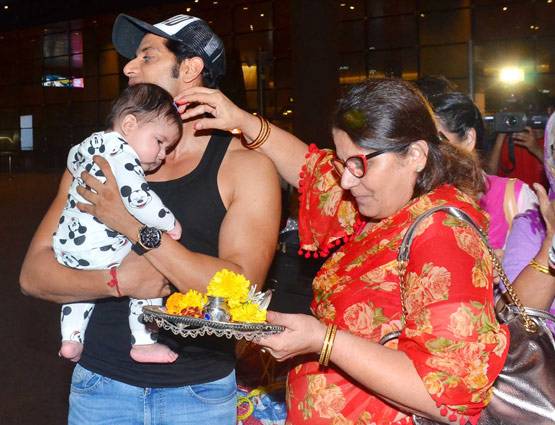 इंडिया आईं 'नागिन' के इस घर की जुड़वां बेटियां, मिला ग्रैंड वेलकम