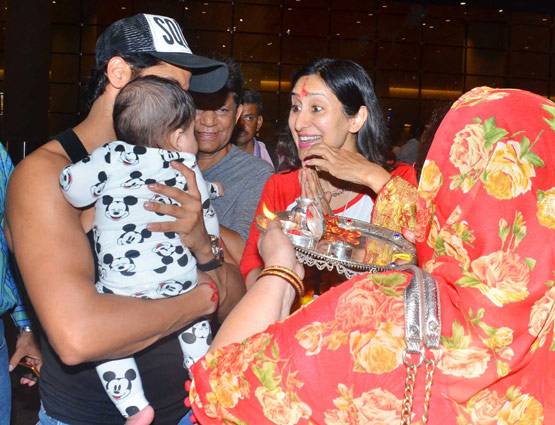 इंडिया आईं 'नागिन' के इस घर की जुड़वां बेटियां, मिला ग्रैंड वेलकम