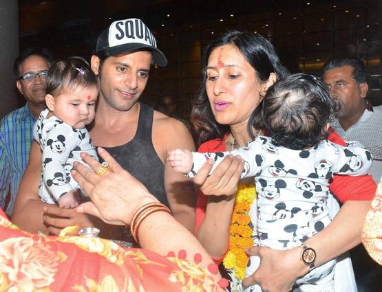 इंडिया आईं 'नागिन' के इस घर की जुड़वां बेटियां, मिला ग्रैंड वेलकम