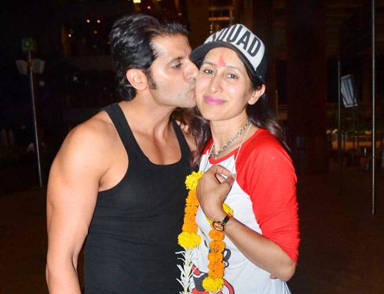 इंडिया आईं 'नागिन' के इस घर की जुड़वां बेटियां, मिला ग्रैंड वेलकम