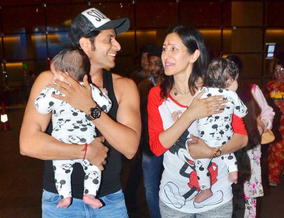 इंडिया आईं 'नागिन' के इस घर की जुड़वां बेटियां, मिला ग्रैंड वेलकम