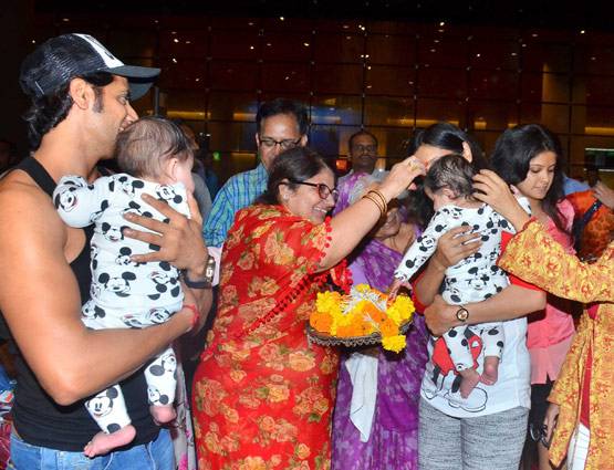 इंडिया आईं 'नागिन' के इस घर की जुड़वां बेटियां, मिला ग्रैंड वेलकम