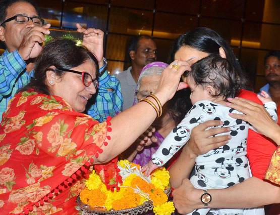 इंडिया आईं 'नागिन' के इस घर की जुड़वां बेटियां, मिला ग्रैंड वेलकम