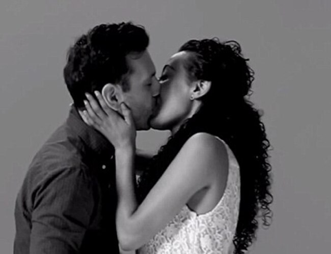 ...जब 20 अजनबियों ने किया लिप लॉक