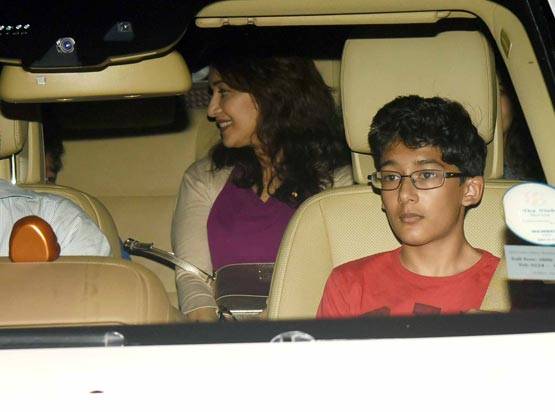 माधुरी दीक्षित की उम्र नहीं बढ़ी, लेकिन उनके बेटे इतने बड़े हो गए!