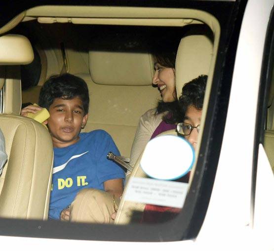 माधुरी दीक्षित की उम्र नहीं बढ़ी, लेकिन उनके बेटे इतने बड़े हो गए!