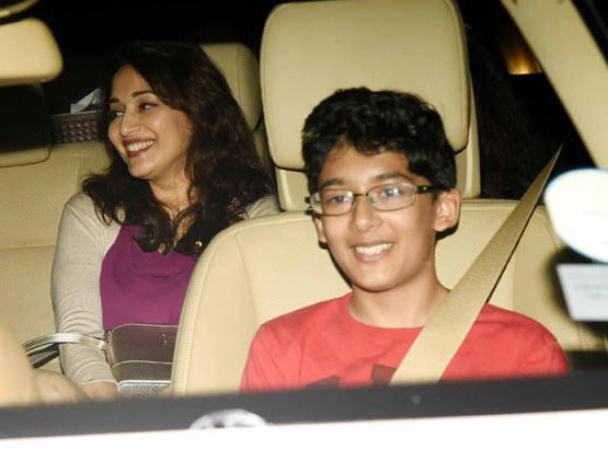 माधुरी दीक्षित की उम्र नहीं बढ़ी, लेकिन उनके बेटे इतने बड़े हो गए!