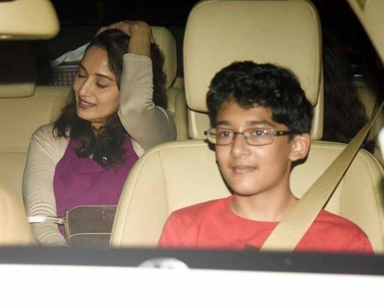 माधुरी दीक्षित की उम्र नहीं बढ़ी, लेकिन उनके बेटे इतने बड़े हो गए!