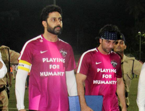 फुटबॉल मैच के बीच अभिषेक बच्चन ने किया रणबीर को ये इशारा...