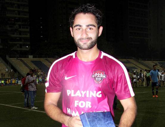 फुटबॉल मैच के बीच अभिषेक बच्चन ने किया रणबीर को ये इशारा...