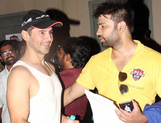 फुटबॉल मैच के बीच अभिषेक बच्चन ने किया रणबीर को ये इशारा...