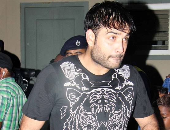 फुटबॉल मैच के बीच अभिषेक बच्चन ने किया रणबीर को ये इशारा...