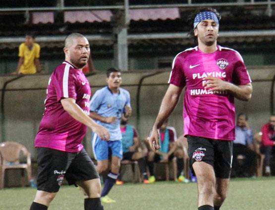 फुटबॉल मैच के बीच अभिषेक बच्चन ने किया रणबीर को ये इशारा...