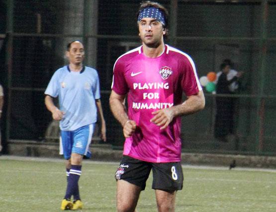 फुटबॉल मैच के बीच अभिषेक बच्चन ने किया रणबीर को ये इशारा...