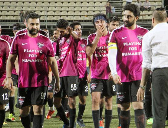 फुटबॉल मैच के बीच अभिषेक बच्चन ने किया रणबीर को ये इशारा...