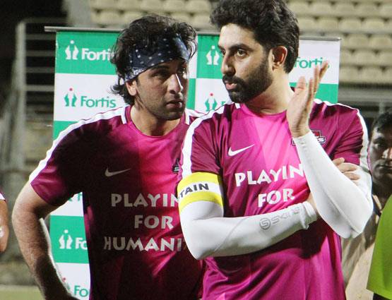 फुटबॉल मैच के बीच अभिषेक बच्चन ने किया रणबीर को ये इशारा...