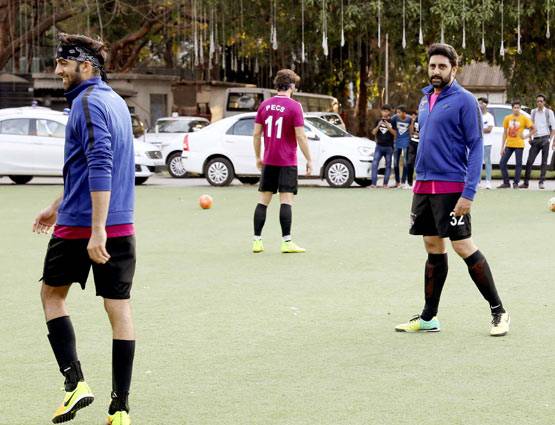 फुटबॉल मैच के बीच अभिषेक बच्चन ने किया रणबीर को ये इशारा...