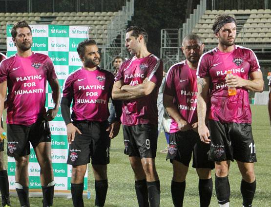 फुटबॉल मैच के बीच अभिषेक बच्चन ने किया रणबीर को ये इशारा...