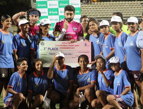 फुटबॉल मैच के बीच अभिषेक बच्चन ने किया रणबीर को ये इशारा...