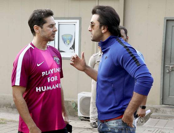 फुटबॉल मैच के बीच अभिषेक बच्चन ने किया रणबीर को ये इशारा...