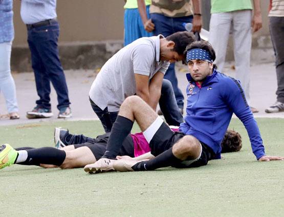 फुटबॉल मैच के बीच अभिषेक बच्चन ने किया रणबीर को ये इशारा...