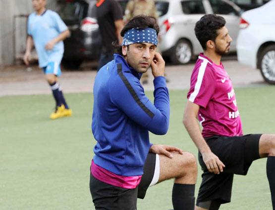 फुटबॉल मैच के बीच अभिषेक बच्चन ने किया रणबीर को ये इशारा...