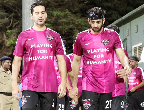 फुटबॉल मैच के बीच अभिषेक बच्चन ने किया रणबीर को ये इशारा...