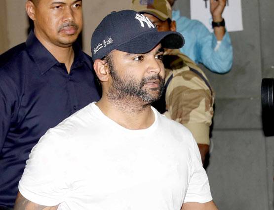 फुटबॉल मैच के बीच अभिषेक बच्चन ने किया रणबीर को ये इशारा...