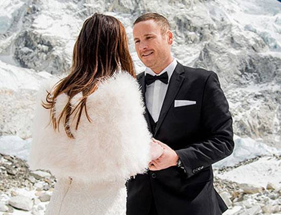 इस कपल ने 17 हजार फीट ट्रैकिंग कर माउंट एवरेस्ट में रचाई शादी