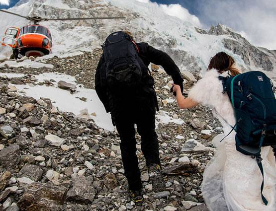 इस कपल ने 17 हजार फीट ट्रैकिंग कर माउंट एवरेस्ट में रचाई शादी