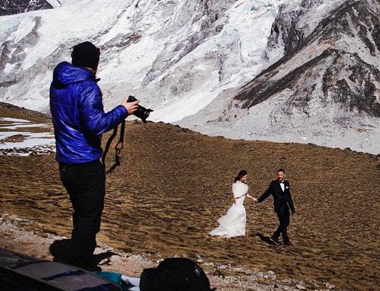 इस कपल ने 17 हजार फीट ट्रैकिंग कर माउंट एवरेस्ट में रचाई शादी
