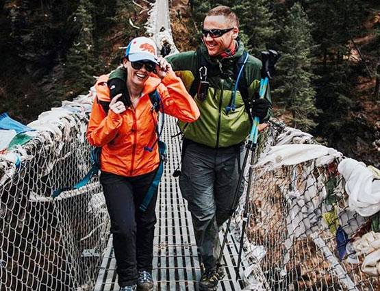 इस कपल ने 17 हजार फीट ट्रैकिंग कर माउंट एवरेस्ट में रचाई शादी