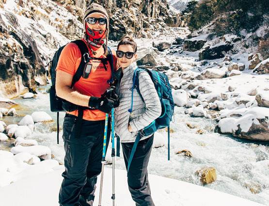 इस कपल ने 17 हजार फीट ट्रैकिंग कर माउंट एवरेस्ट में रचाई शादी