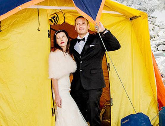 इस कपल ने 17 हजार फीट ट्रैकिंग कर माउंट एवरेस्ट में रचाई शादी