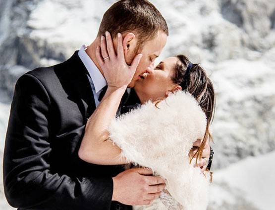 इस कपल ने 17 हजार फीट ट्रैकिंग कर माउंट एवरेस्ट में रचाई शादी