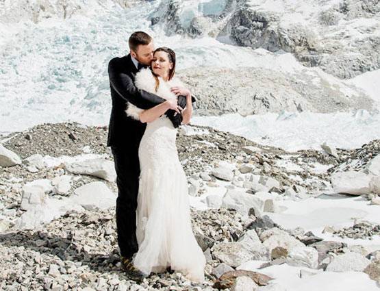 इस कपल ने 17 हजार फीट ट्रैकिंग कर माउंट एवरेस्ट में रचाई शादी