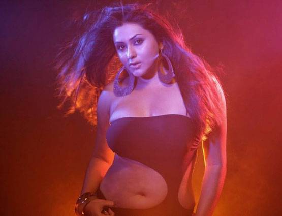 इस एक्ट्रेस ने सरेआम डायरेक्टर से मांगी थी किस, फैन ने किया था किडनैप