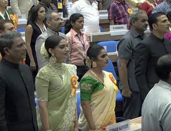 अपना पहला नेशनल अवॉर्ड लेने दिल्ली पहुंचे अक्षय और सोनम