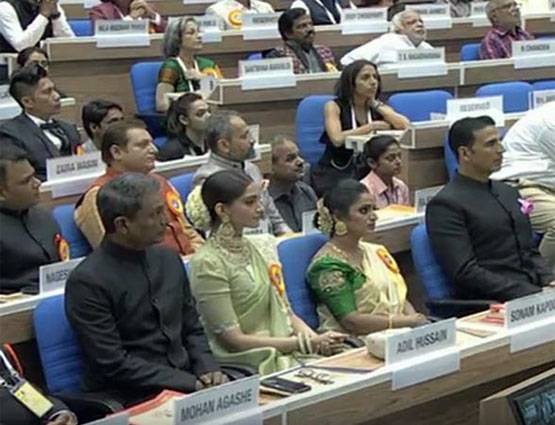 अपना पहला नेशनल अवॉर्ड लेने दिल्ली पहुंचे अक्षय और सोनम